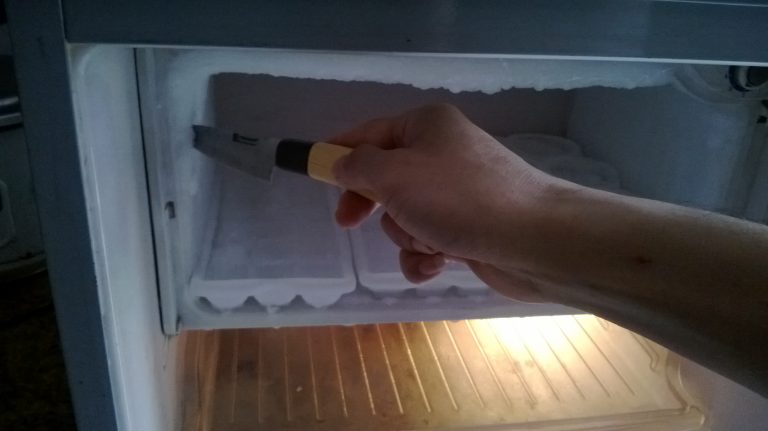 Sửa chữa tủ lạnh bị thủng dàn lạnh